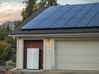 Faut-il investir dans le tesla powerwall ou dans une batterie locale pour stocker l'énergie solaire à la maison