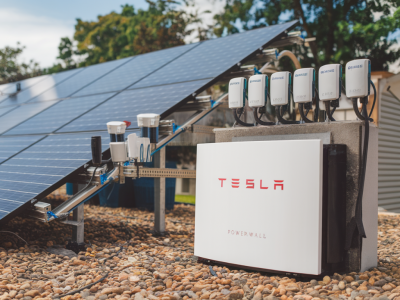 Enphase vs tesla powerwall : quel système de stockage privilégier pour des panneaux bifaciaux