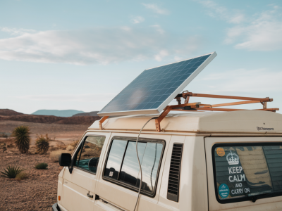 Comment la recharge solaire portable révolutionne les voyages en van
